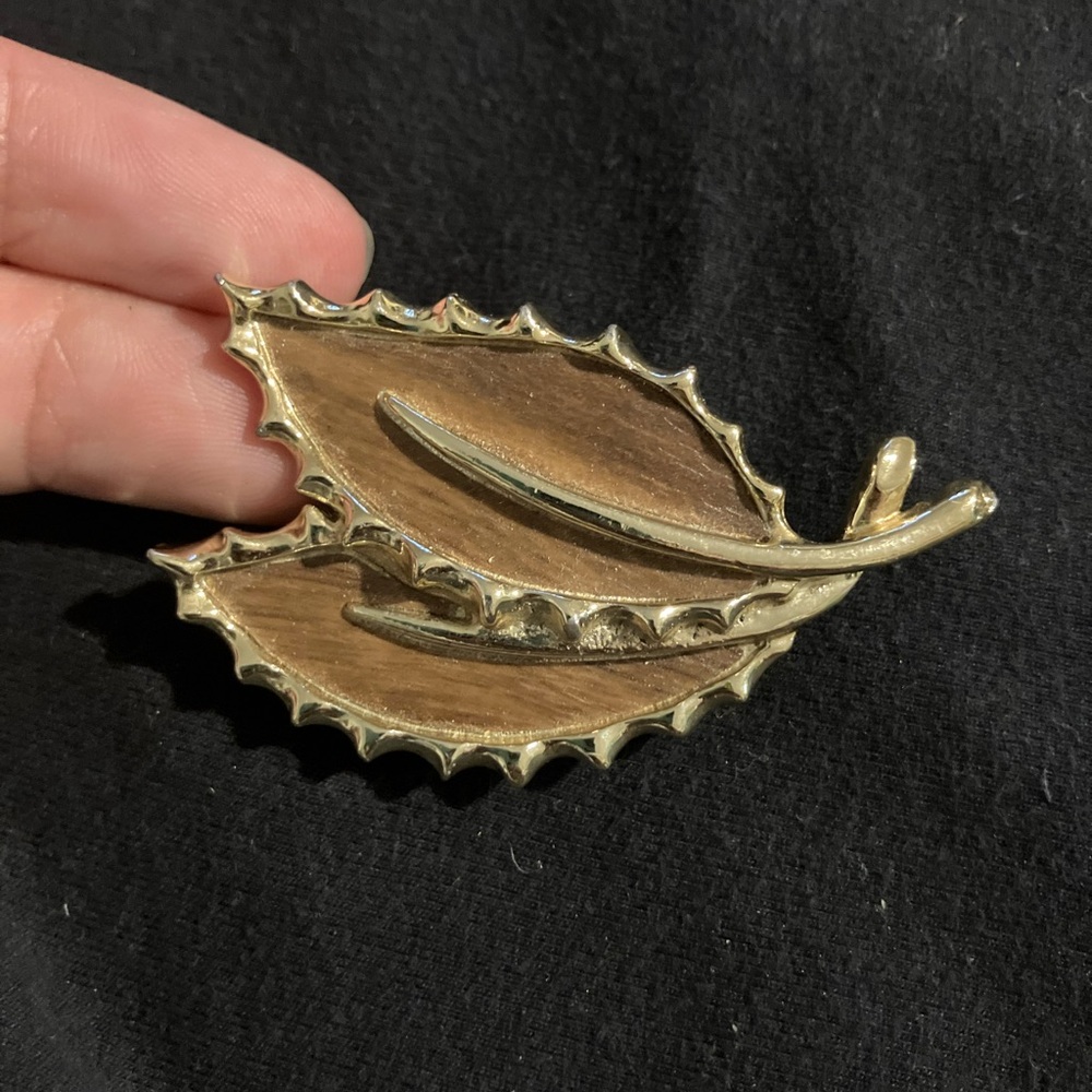 Sarah Coventry Gold Leaf Brooch